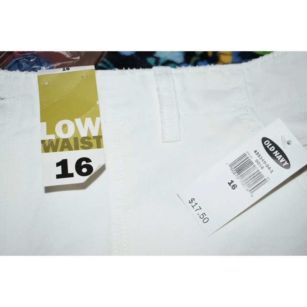 Old Navy Women 16 Shorts LOW‎ WAIST whiskered White Flat Front 5 1/2